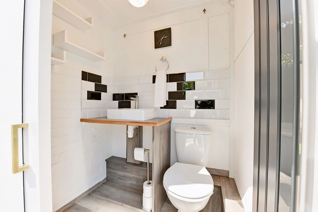 Downstairs WC- click for photo gallery